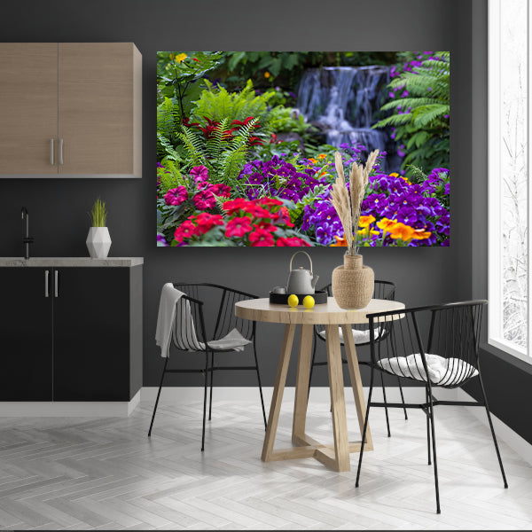 Levendige bloementuin met serene waterval canvas