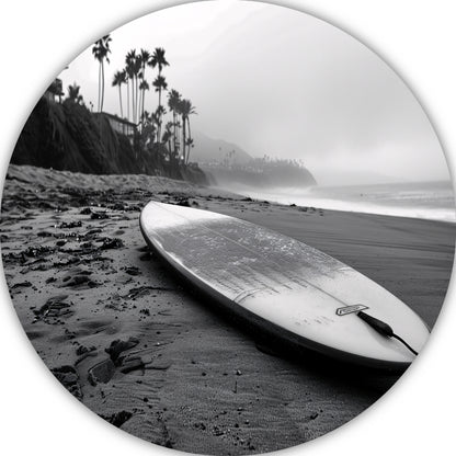 Surfplank en palmbomen op mistig strand forex muurcirkel