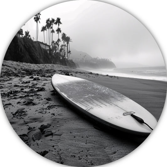 Surfplank en palmbomen op mistig strand forex muurcirkel