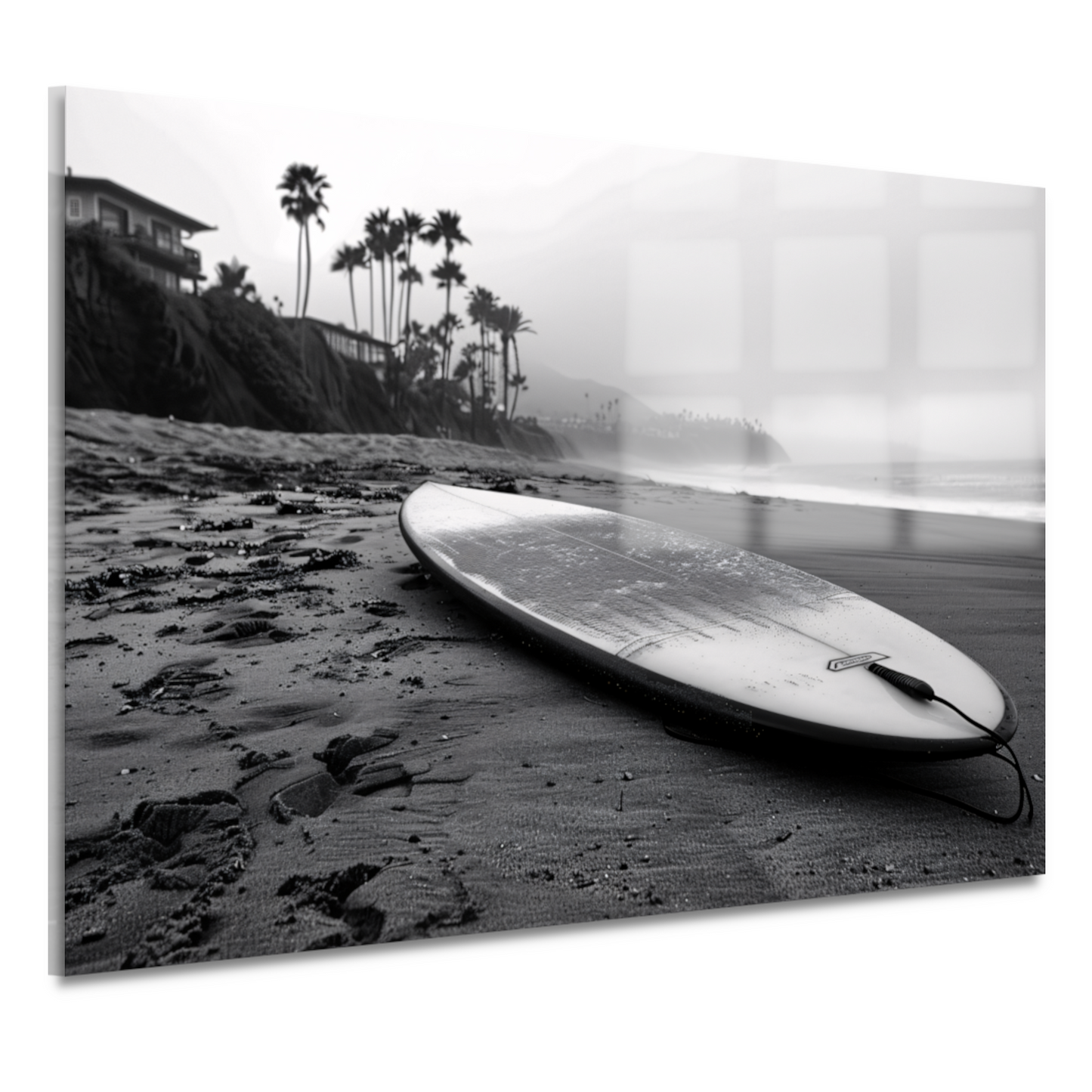 Surfplank en palmbomen op mistig strand acrylglas