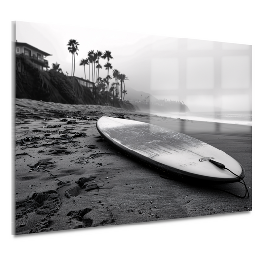 Surfplank en palmbomen op mistig strand acrylglas