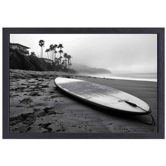 Surfplank en palmbomen op mistig strand canvas met baklijst