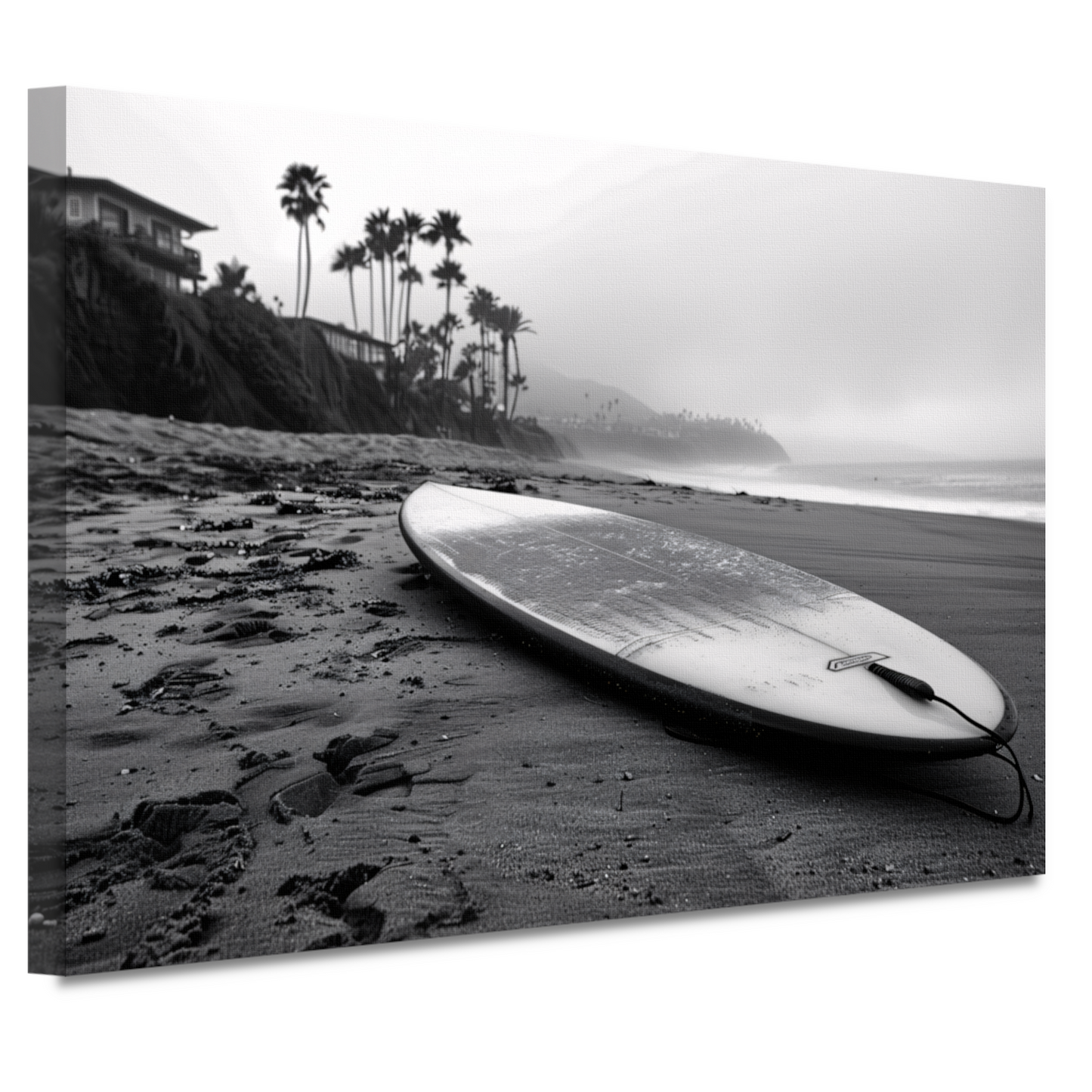 Surfplank en palmbomen op mistig strand canvas