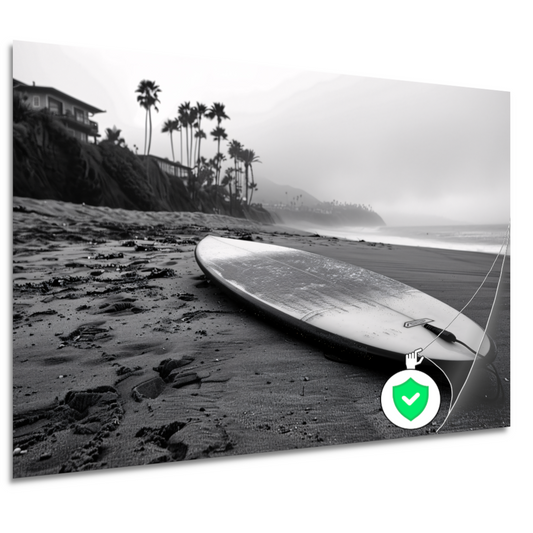 Surfplank en palmbomen op mistig strand poster