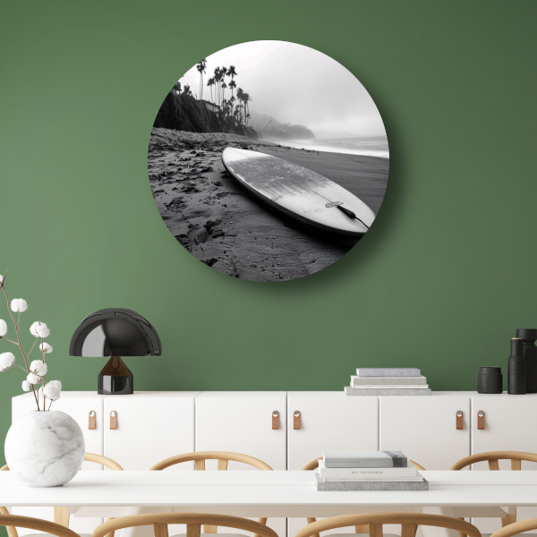 Surfplank en palmbomen op mistig strand forex muurcirkel
