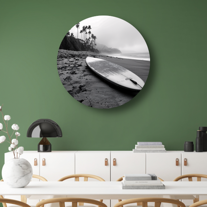 Surfplank en palmbomen op mistig strand forex muurcirkel