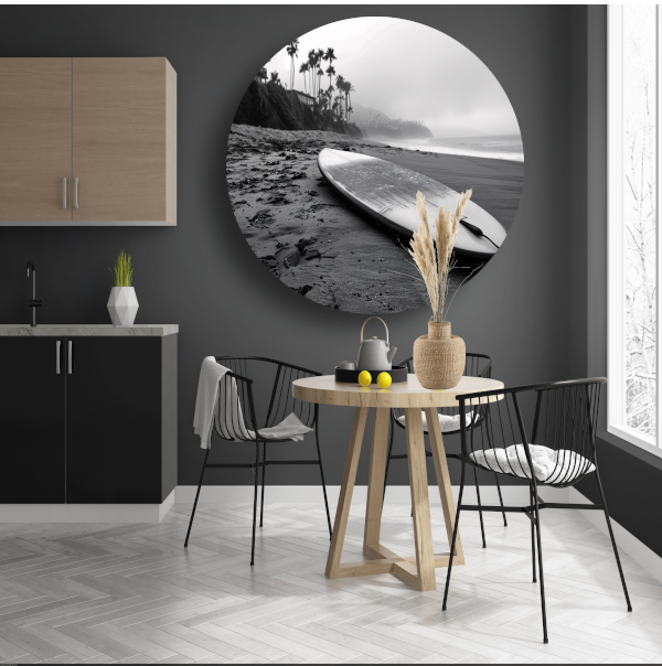 Surfplank en palmbomen op mistig strand forex muurcirkel