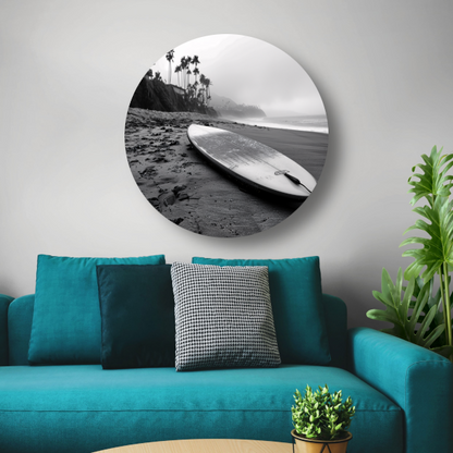 Surfplank en palmbomen op mistig strand forex muurcirkel