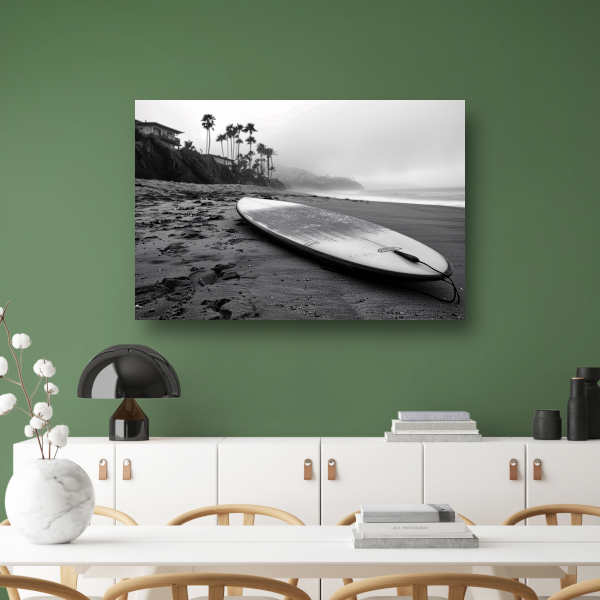 Surfplank en palmbomen op mistig strand canvas