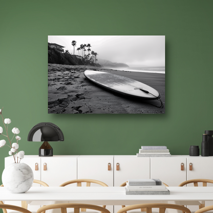 Surfplank en palmbomen op mistig strand canvas