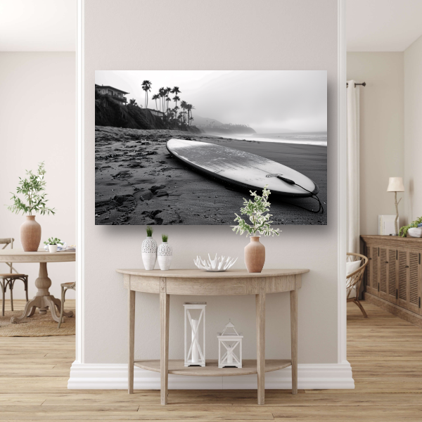 Surfplank en palmbomen op mistig strand canvas