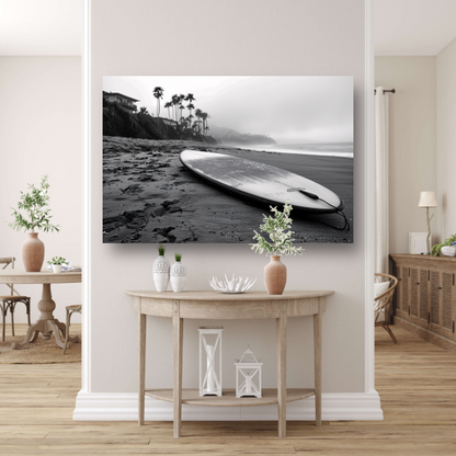 Surfplank en palmbomen op mistig strand canvas