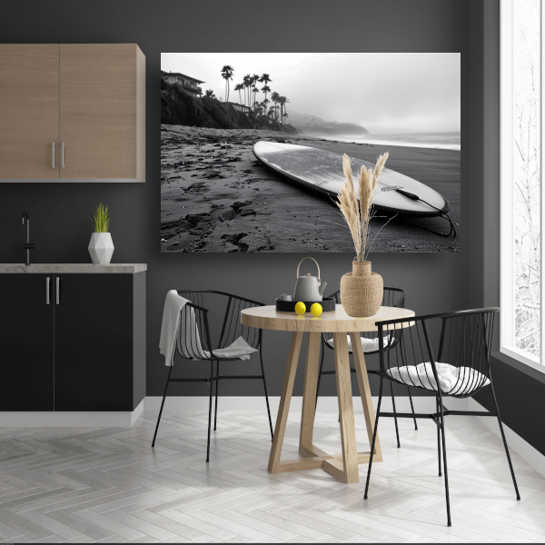 Surfplank en palmbomen op mistig strand canvas