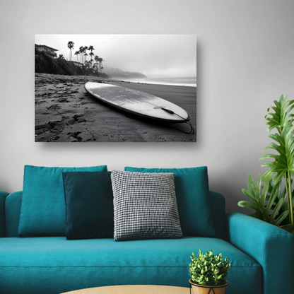 Surfplank en palmbomen op mistig strand canvas