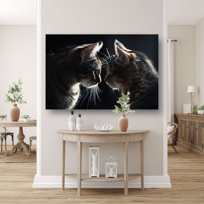 Twee katten in donkere omgeving kijken elkaar aan canvas