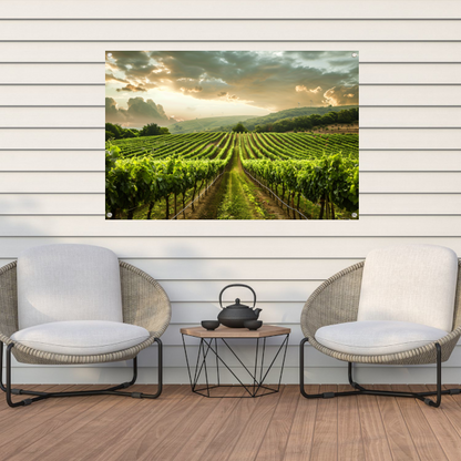 Zonsondergang in de Lush Wijngaard Heuvels tuinposter