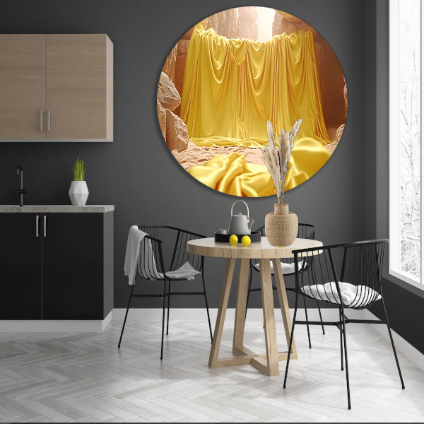 Gele doek in natuurlijke grot omgeving aluminium muurcirkel