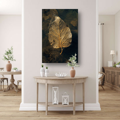 Blad met gouden nerven drijft op donker water canvas