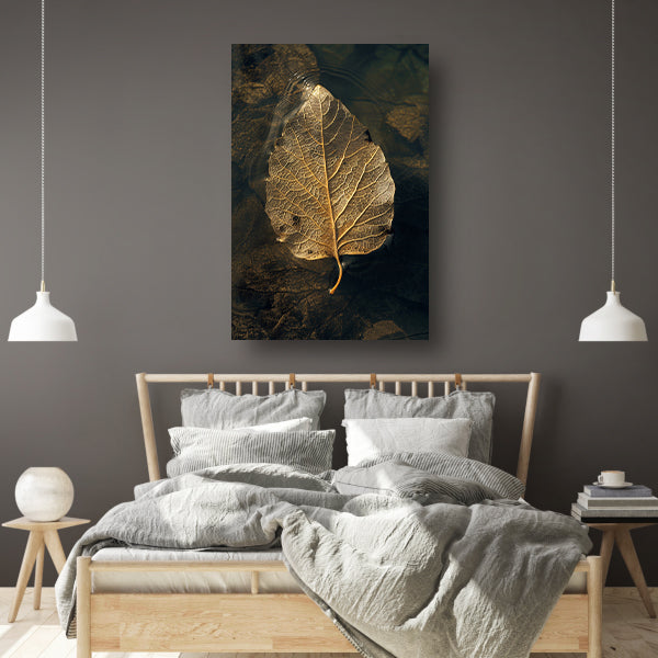 Blad met gouden nerven drijft op donker water canvas