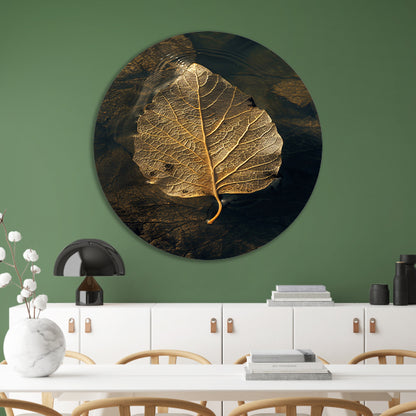 Blad met gouden nerven drijft op donker water aluminium muurcirkel