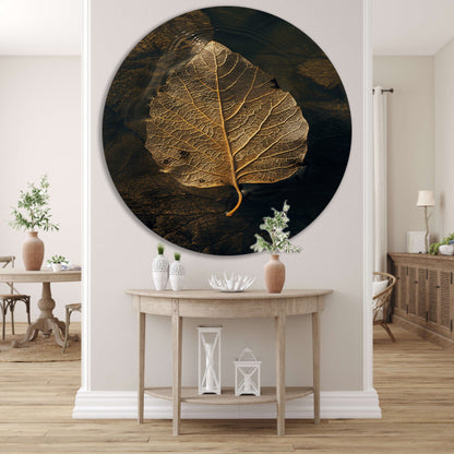 Blad met gouden nerven drijft op donker water aluminium muurcirkel