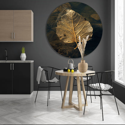 Blad met gouden nerven drijft op donker water aluminium muurcirkel