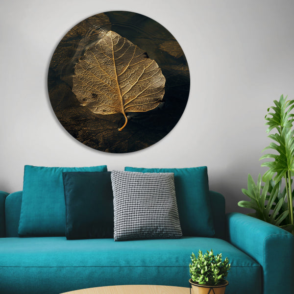 Blad met gouden nerven drijft op donker water aluminium muurcirkel