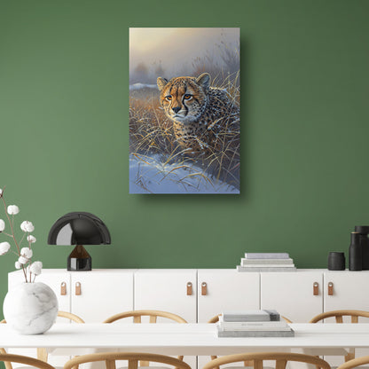 Jonge cheeta in sneeuw bedekt gras canvas met baklijst