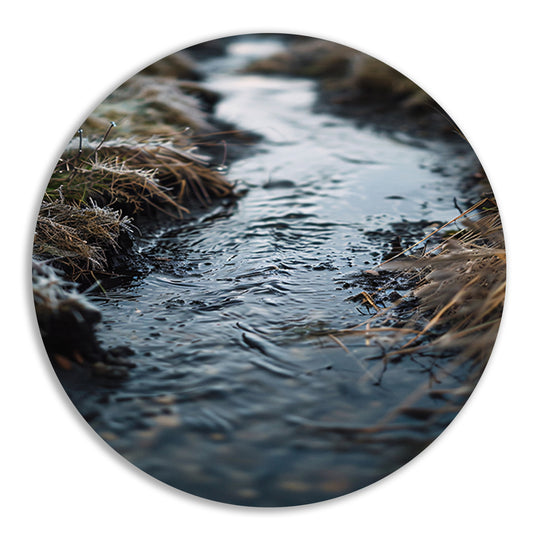 Bevroren beek in weelderig landschap aluminium muurcirkel