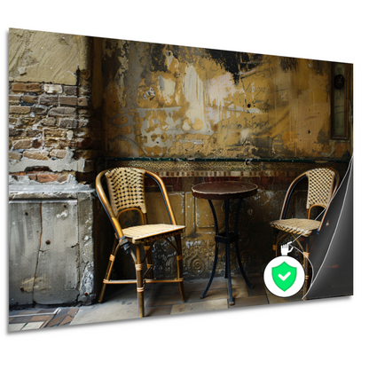 Versleten muur met klassieke bistrostoelen poster