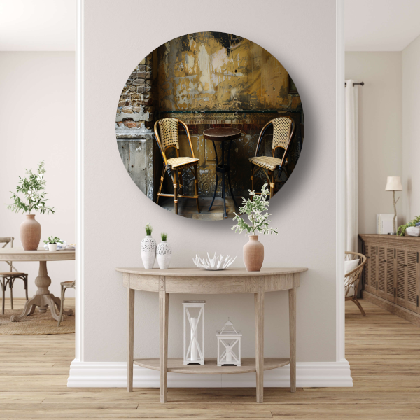Versleten muur met klassieke bistrostoelen aluminium muurcirkel