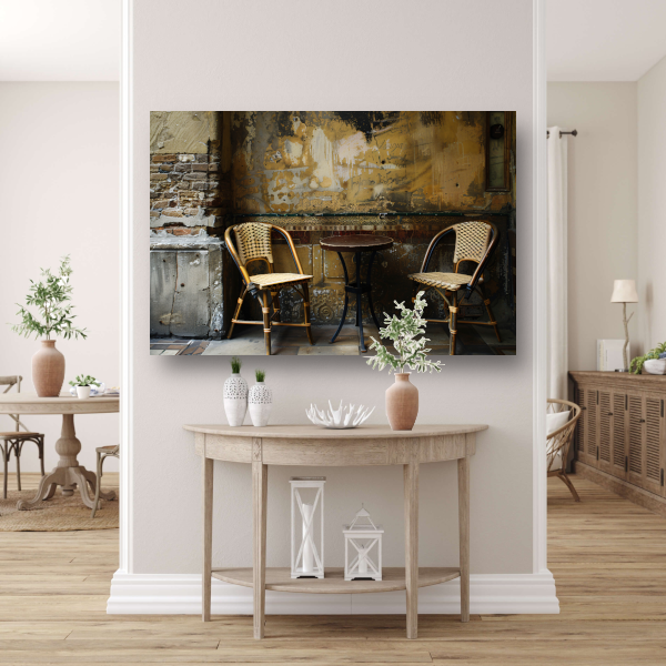 Versleten muur met klassieke bistrostoelen canvas