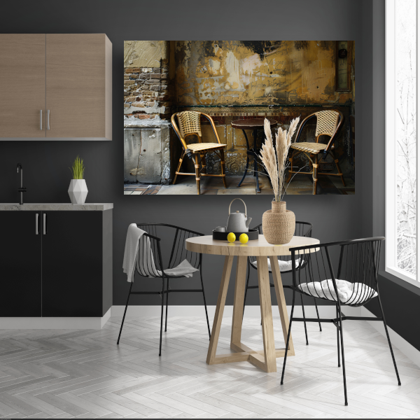 Versleten muur met klassieke bistrostoelen canvas met baklijst