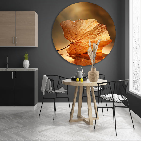 Gouden herfstblad met reflectie op water forex muurcirkel