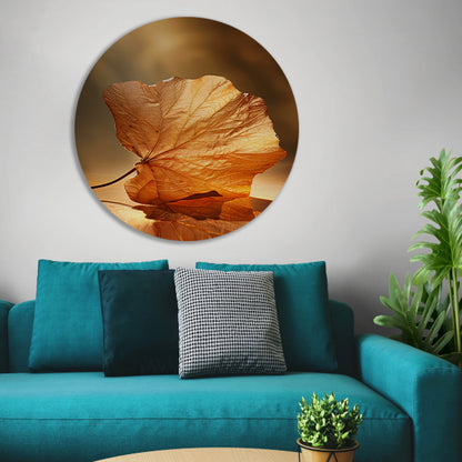Gouden herfstblad met reflectie op water forex muurcirkel