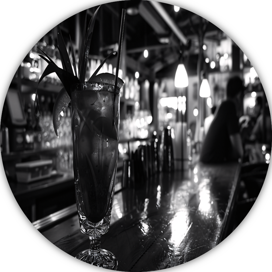 Zwart-wit cocktailglas op houten bar forex muurcirkel