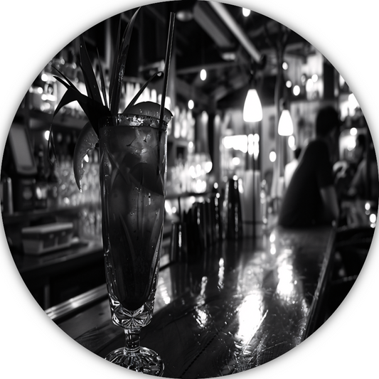 Zwart-wit cocktailglas op houten bar forex muurcirkel