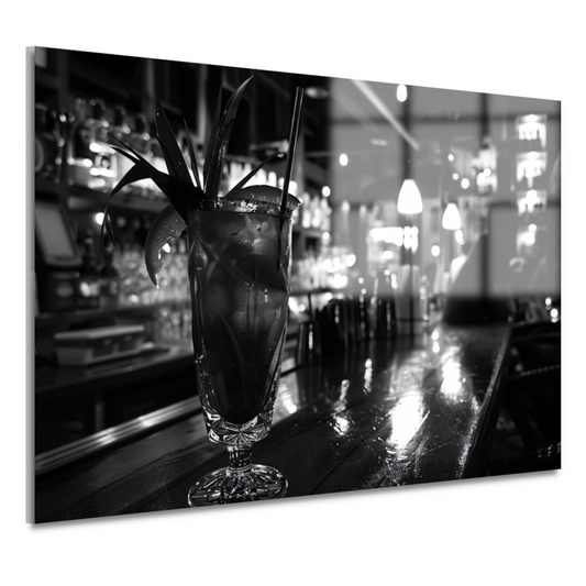 Zwart-wit cocktailglas op houten bar acrylglas
