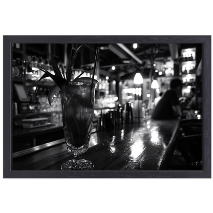 Zwart-wit cocktailglas op houten bar canvas met baklijst