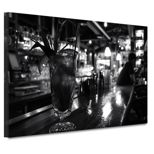 Zwart-wit cocktailglas op houten bar canvas