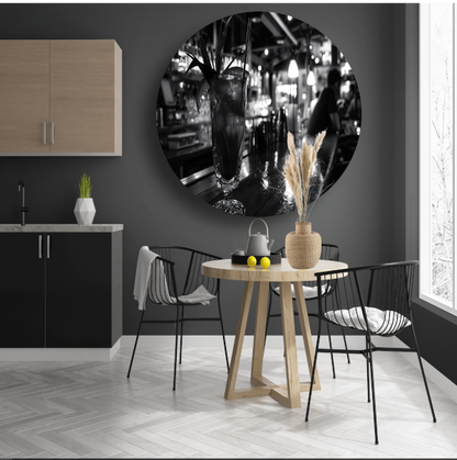Zwart-wit cocktailglas op houten bar forex muurcirkel