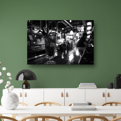 Zwart-wit cocktailglas op houten bar canvas met baklijst