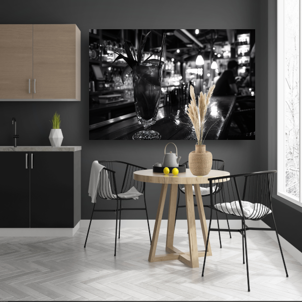 Zwart-wit cocktailglas op houten bar canvas met baklijst