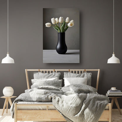 Minimalistische Witte Tulpen in Elegante Zwarte Vaas poster