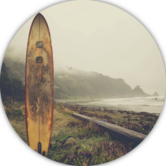 Verweerd Surfboard op Mistig Strand aluminium muurcirkel