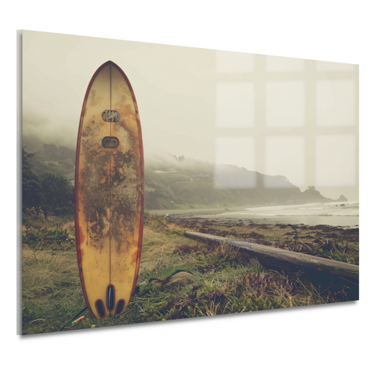 Verweerd Surfboard op Mistig Strand acrylglas