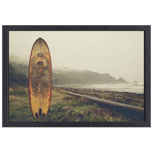 Verweerd Surfboard op Mistig Strand canvas met baklijst