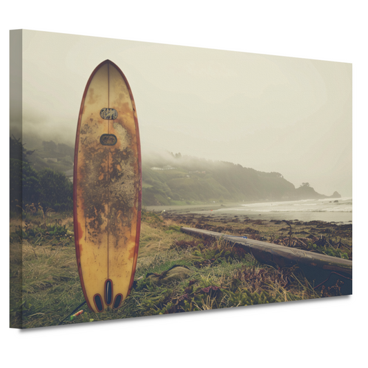 Verweerd Surfboard op Mistig Strand canvas