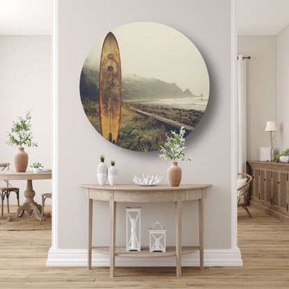 Verweerd Surfboard op Mistig Strand aluminium muurcirkel