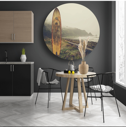 Verweerd Surfboard op Mistig Strand aluminium muurcirkel